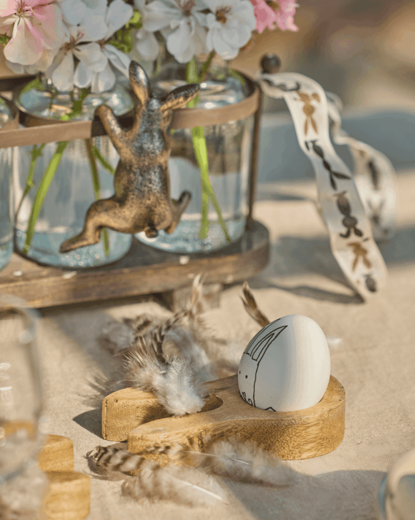 Pelagronium Uskrs u cvatu uskrsno jaje i dekoracije