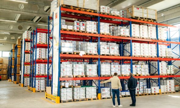 baumit skladište jankomir - visoke police s paletama i dva čovjeka