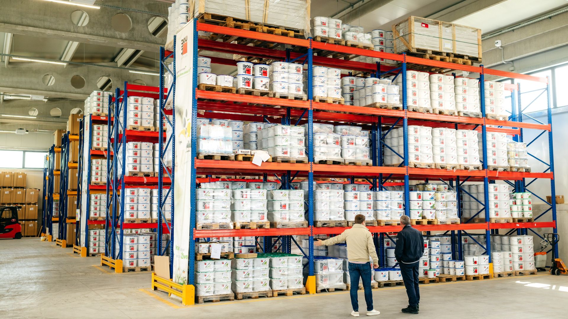 baumit skladište jankomir - visoke police s paletama i dva čovjeka