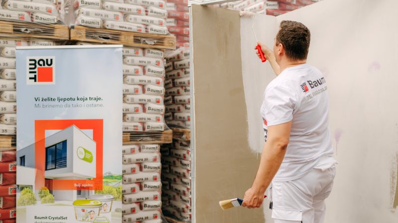 čovjek valjkom razmazuje crystalset 