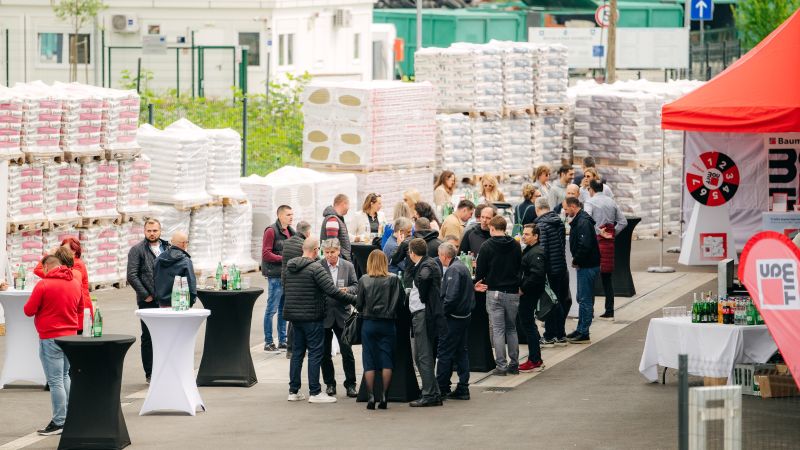 otvorenje baumit skladišta jankomir - ljudi za stolovima i iza njih su palete