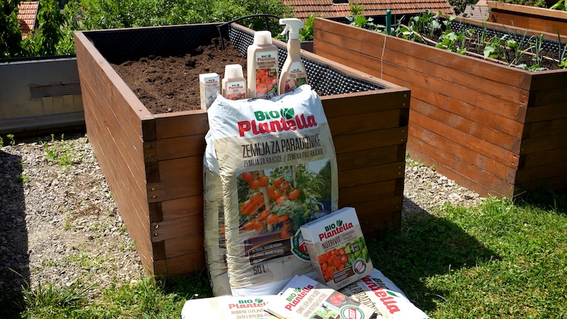 bio plantella zemlja za rajčice i ostali plantella proizvodi pored vrtnih gredica