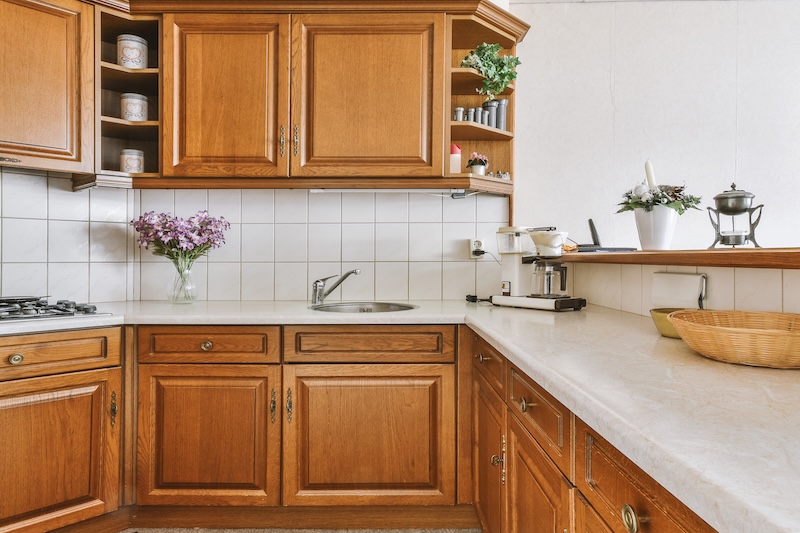 Stara drvena kuhinja prije bojanja kuhinjskih elemenata