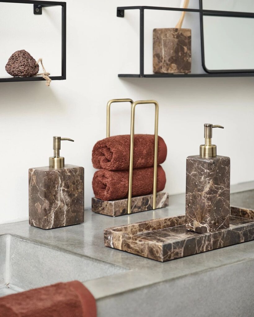 mramorni dozatori za sapun crveni ručnici
