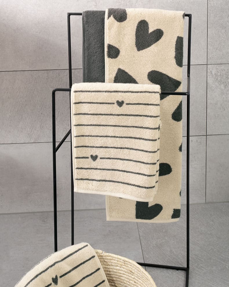 stalak s crno bijelim ručnicima lesnina