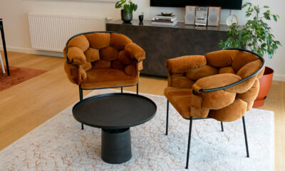 dvije smeđe fotelje u modernom prostoru