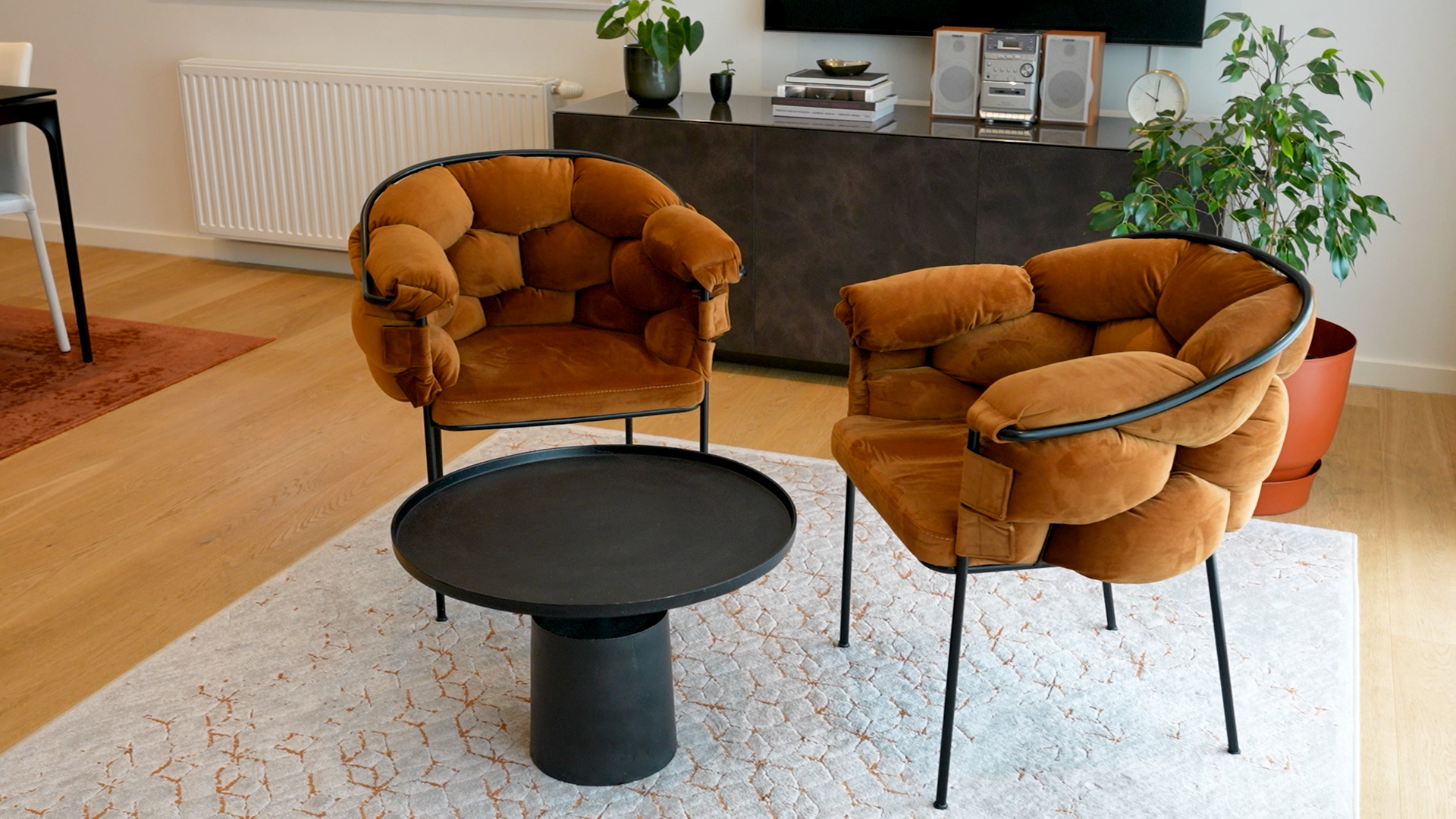 dvije smeđe fotelje u modernom prostoru