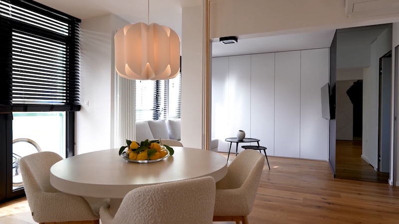 moderno uređen interijer sa lusterom iznad blagovaonskog stola