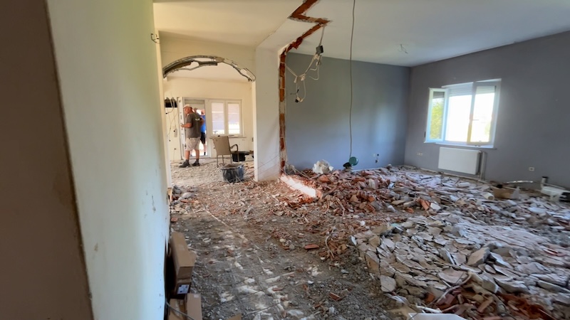 Stan u procesu renovacije nakon rušenja zidova i građevinskih radova