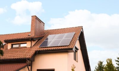 obiteljska kuća sa solarnim panelima