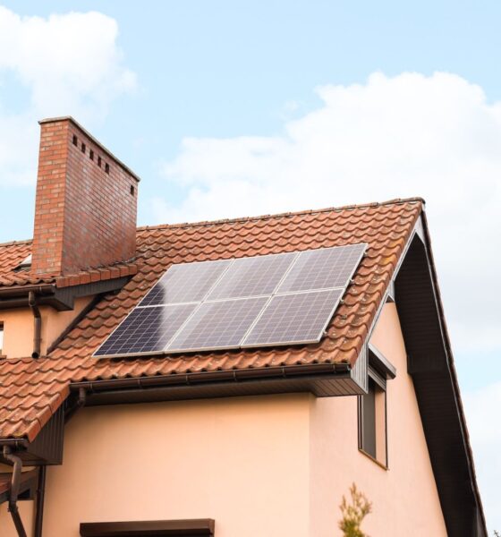 obiteljska kuća sa solarnim panelima