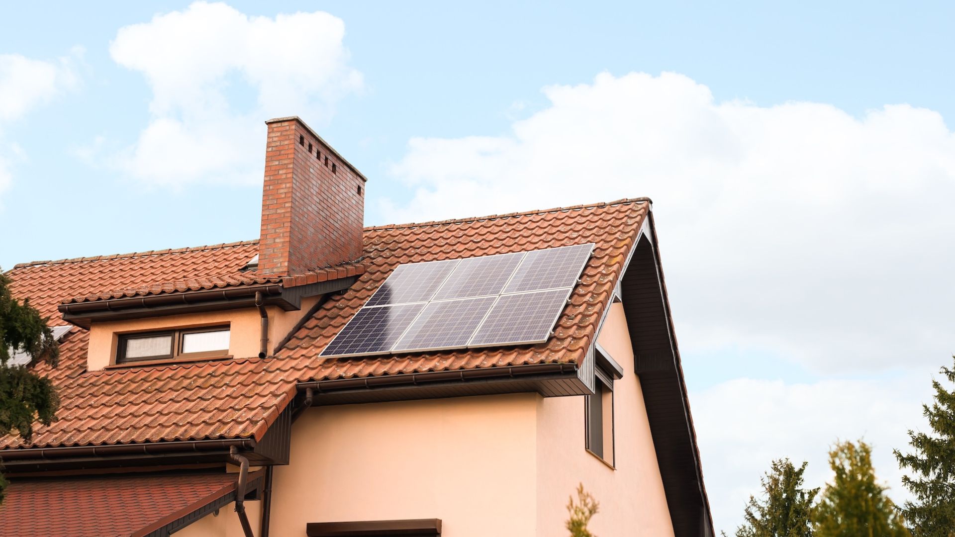 obiteljska kuća sa solarnim panelima