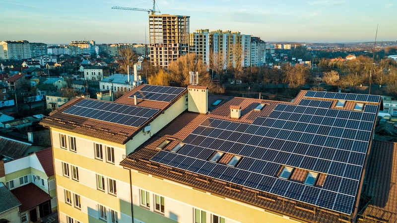 stambena zgrada sa solarnim panelima