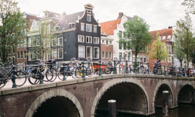 bicikli parkirani na kanalu u Amsterdamu, kao primjer gradova bez automobila