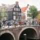bicikli parkirani na kanalu u Amsterdamu, kao primjer gradova bez automobila
