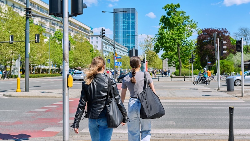 dvije mlade žene hodaju u europskom gradu