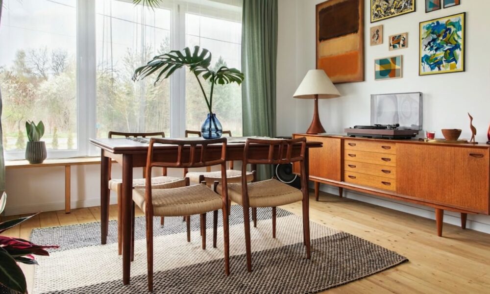 blagovaonica uređena u mid century modern stilu uređenja