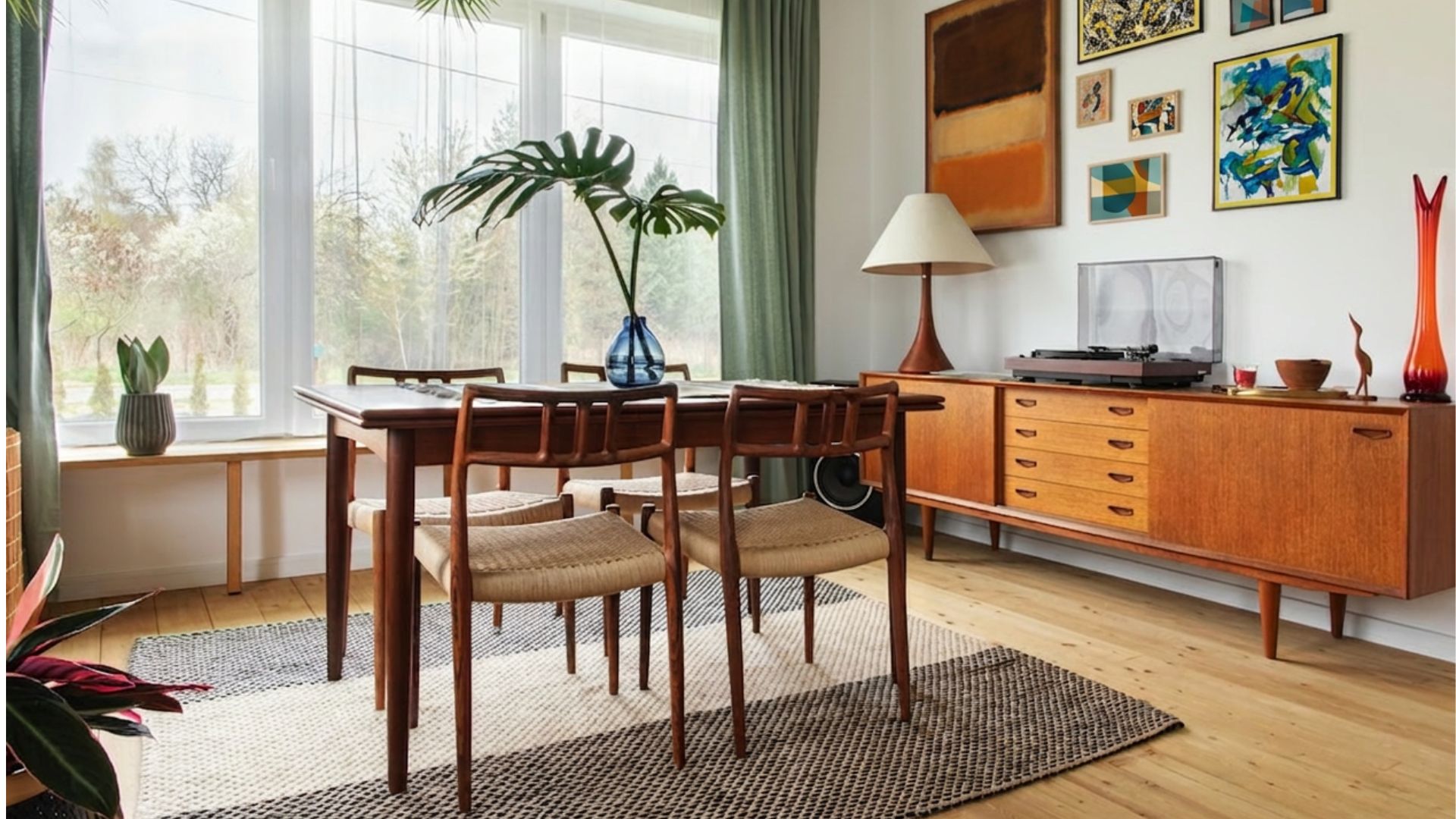 blagovaonica uređena u mid century modern stilu uređenja