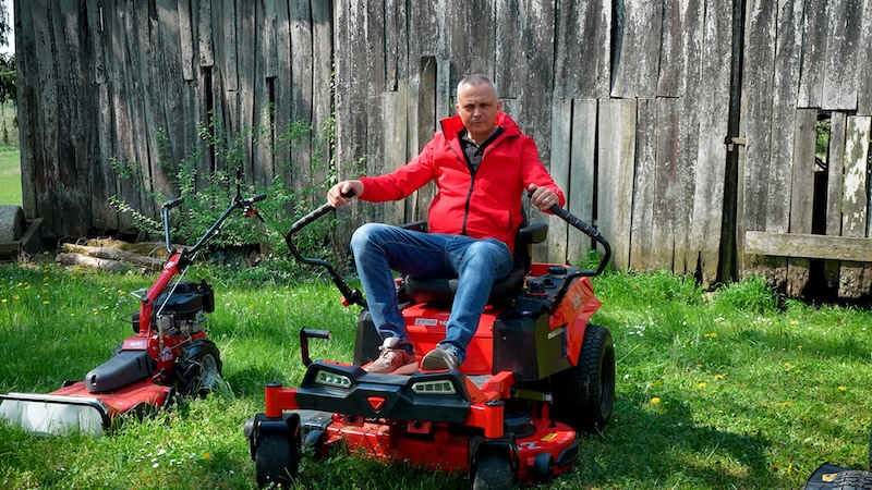 Joža Frljužec na traktorskoj kosilici