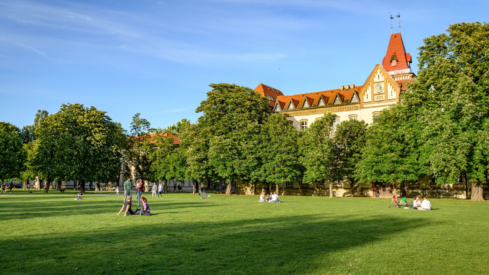 trg francuske republike ljeti