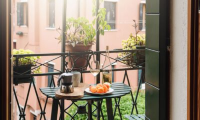 prekrasan balkon i biljke na balkonu ljeti