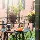 prekrasan balkon i biljke na balkonu ljeti