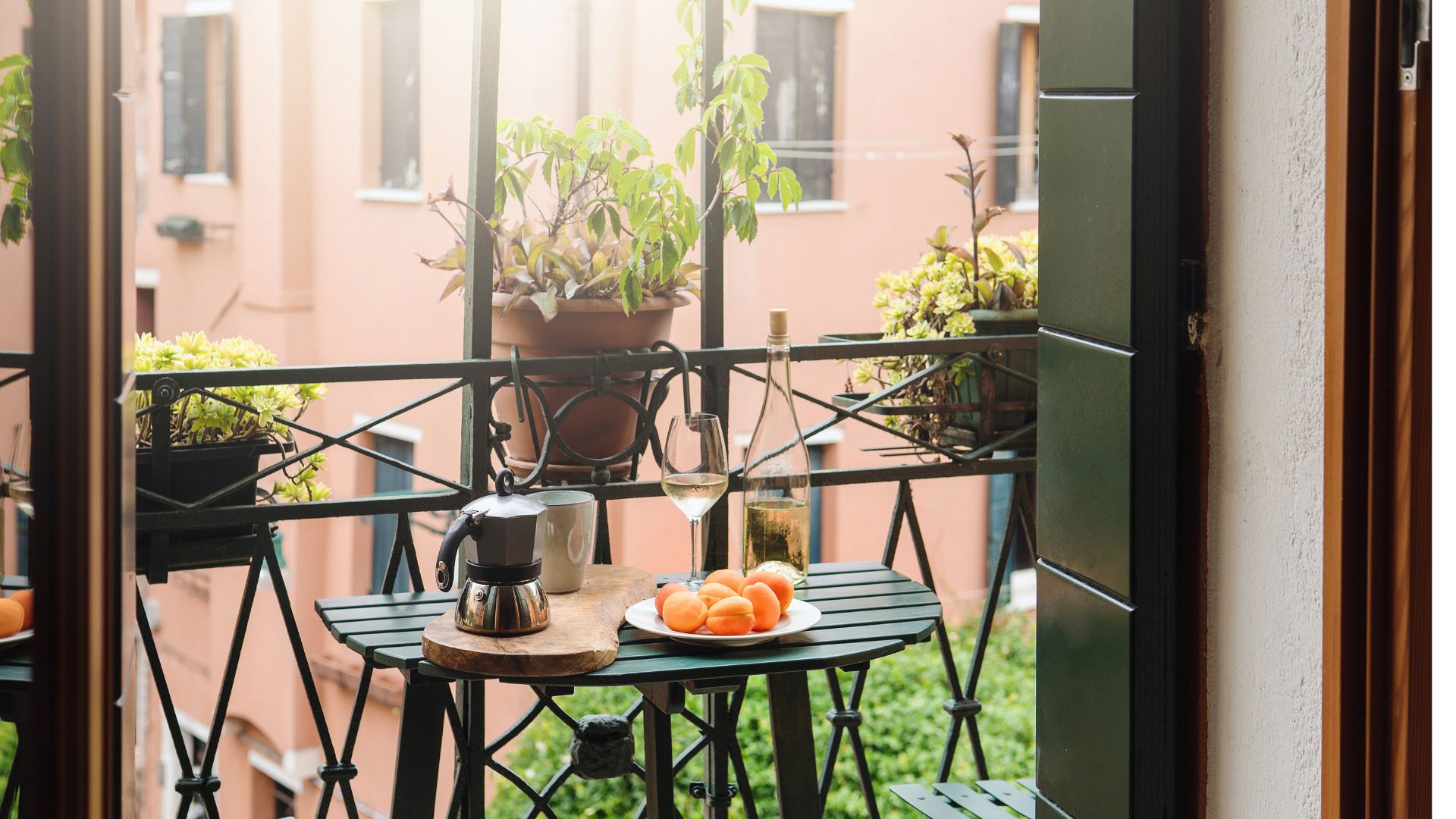 prekrasan balkon i biljke na balkonu ljeti