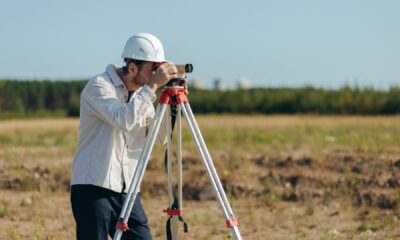 geodet koji radi svoj posao u polju