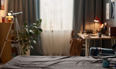 Studentska soba s krevetom, radnim stolom uz prozor, računalom i prostorom za učenje.