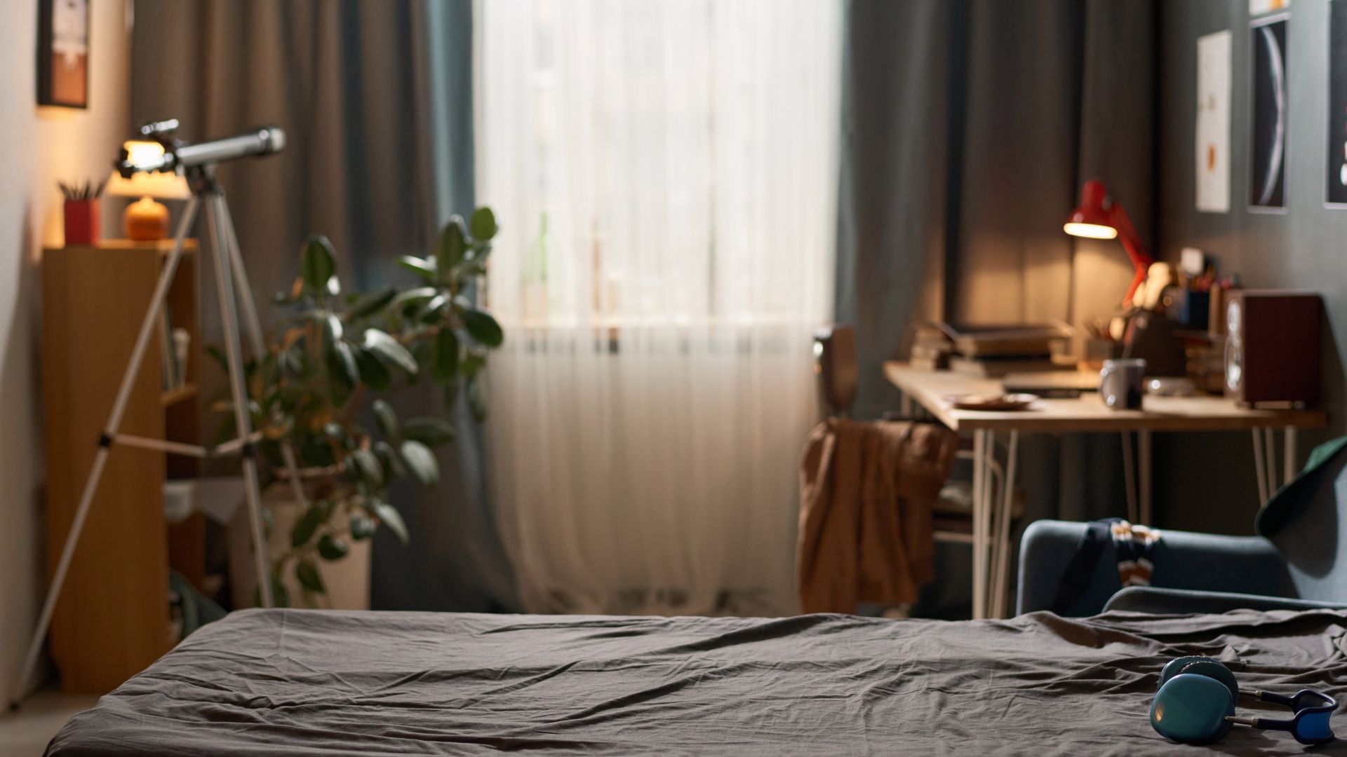 Studentska soba s krevetom, radnim stolom uz prozor, računalom i prostorom za učenje.
