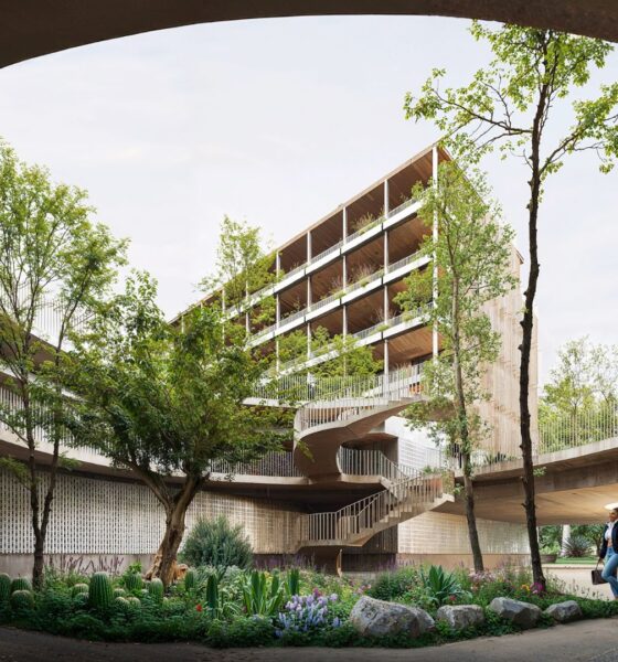 Arhitektonski render kompleksa Sa Casa na Ibizi – drvena zgrada s zelenim balkonima, spiralnim betonskim stubištem i pješačkom stazom kroz sadnice kaktusa i cvijeća u prizemlju