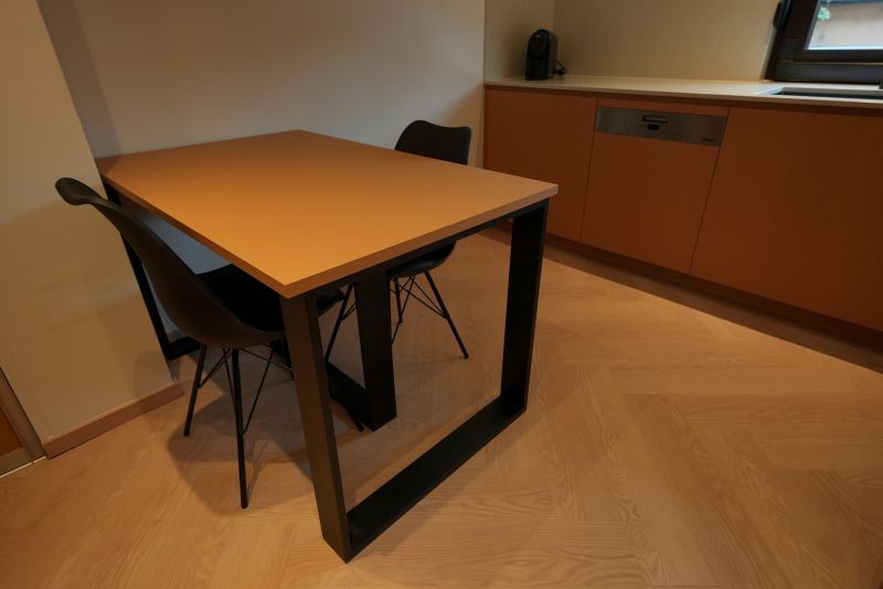 žuti stol u žutoj kuhinji