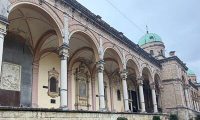 Bolléove arkade na Mirogoju sa svodovima, stupovima, nadgrobnim pločama i zelenom kupolom paviljona