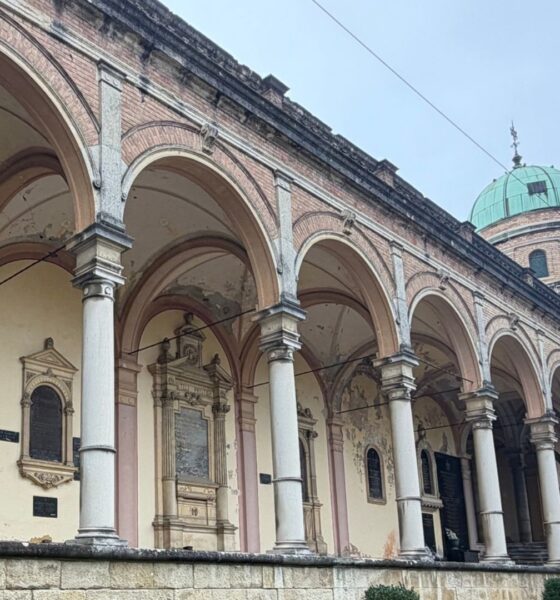 Bolléove arkade na Mirogoju sa svodovima, stupovima, nadgrobnim pločama i zelenom kupolom paviljona