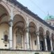 Bolléove arkade na Mirogoju sa svodovima, stupovima, nadgrobnim pločama i zelenom kupolom paviljona