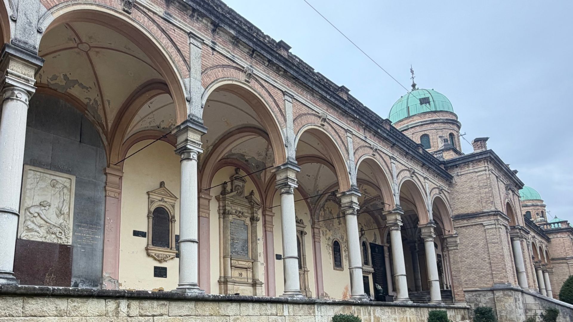 Bolléove arkade na Mirogoju sa svodovima, stupovima, nadgrobnim pločama i zelenom kupolom paviljona