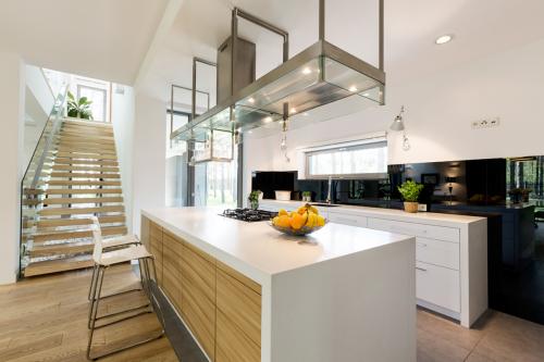 moderna-kuhinja-stubište-otvoreni-prostor-domnakvadrat